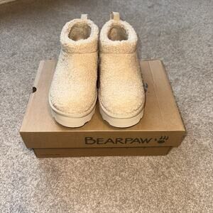 NEW in Box - Bearpaw Daphne Snuggle Oat Ankle Boot - Women’s Size 6
